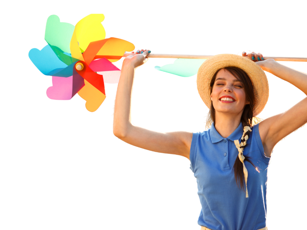 Eine lächelnde Frau hält ein buntes Windrad in der Hand.